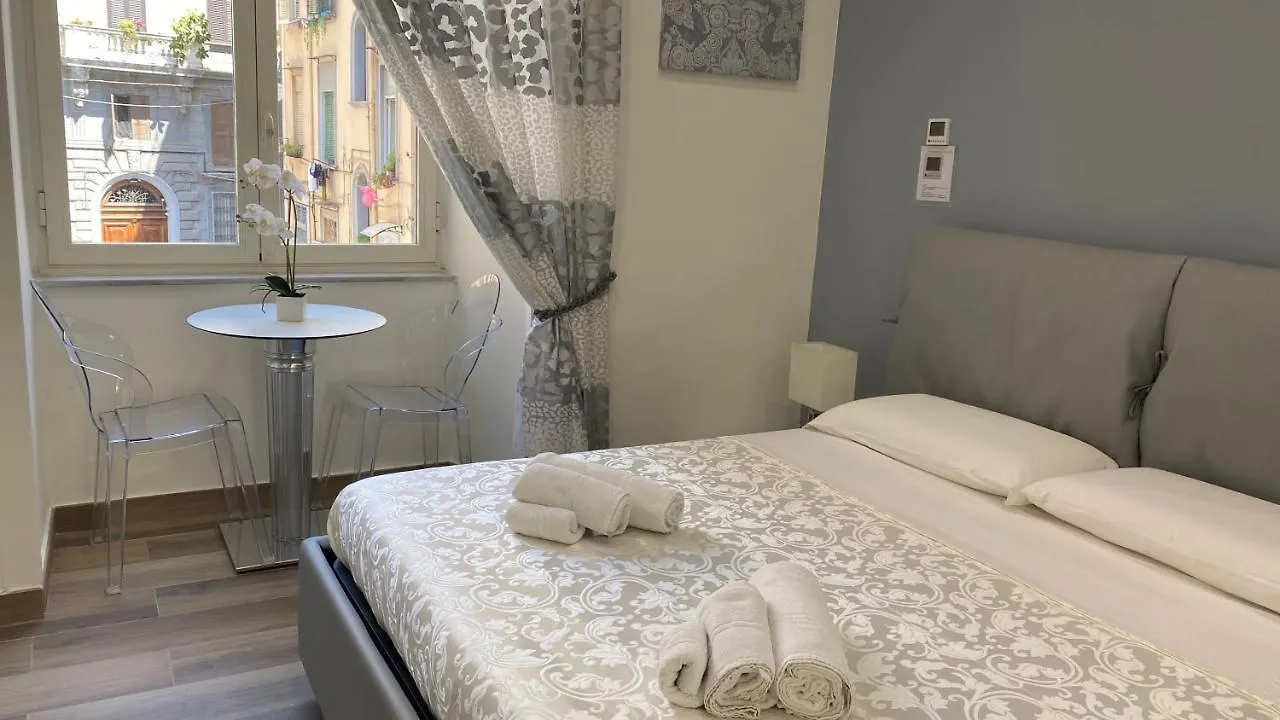 Sun Art Naples Rooms לינה וארוחת בוקר