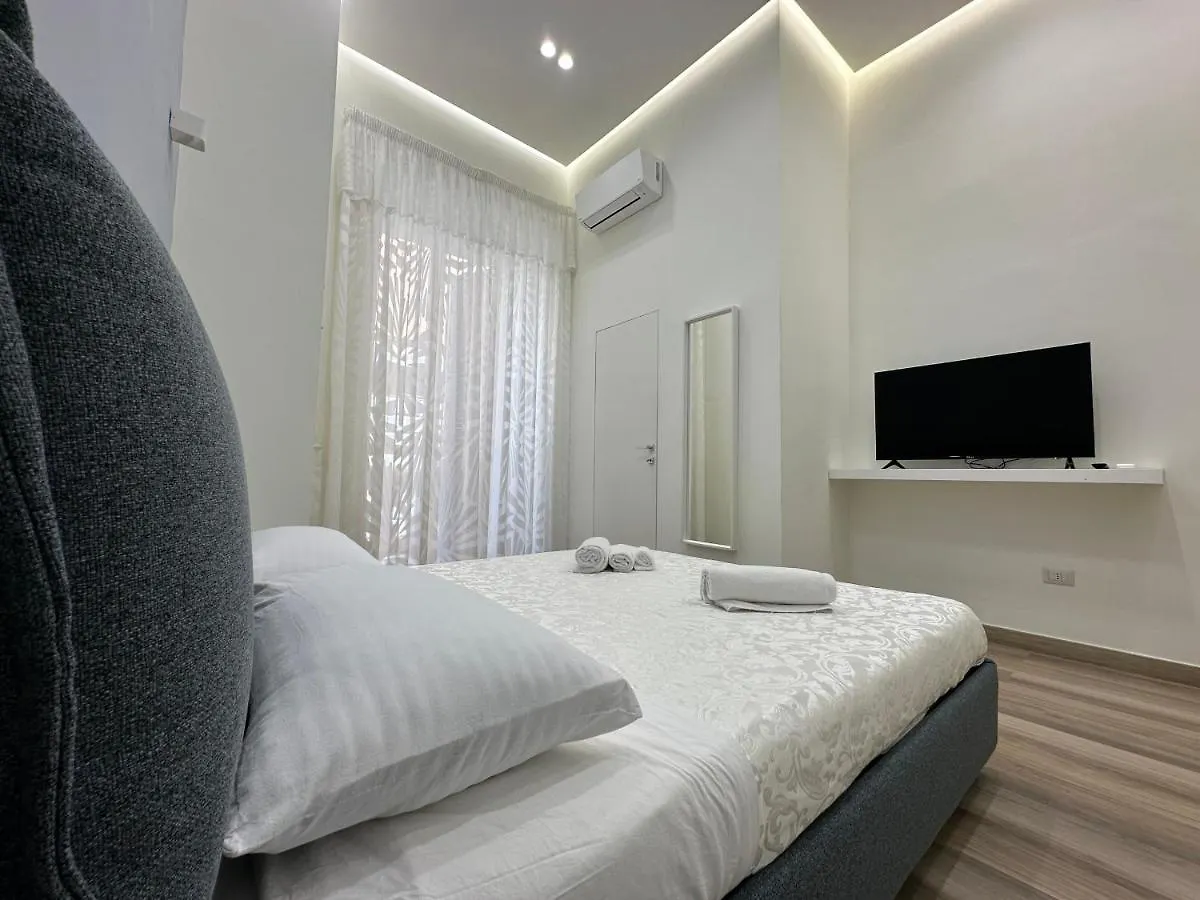 Sun Art Naples Rooms 0*,  איטליה